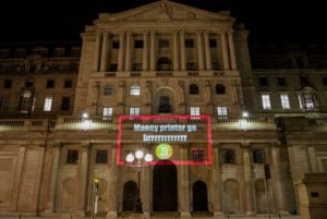 El Banco Central de Inglaterra “roba a los pobres”, dice un artista que pide la adopción del bitcoin