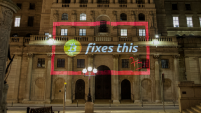 El bitcoin se proyectó en las fachadas del Banco Central de Inglaterra y el parlamento británico