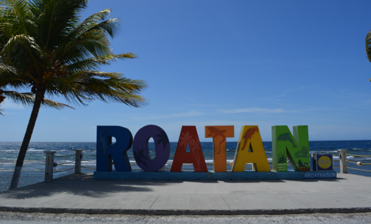 Roatán, la isla paradisíaca de Honduras que adoptará las criptomonedas como método de pago.