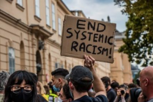 Coinbase enfrenta nuevas denuncias por discriminación a trabajadores negros y mujeres