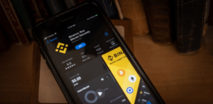 Binance redujo a cero las comisiones para la compra de criptomonedas con tarjetas de crédito y débito, tras suspensión de transferencias bancarias SEPA