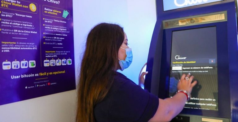 Cajero Chivo para envío de remesas a El Salvador fue instalado en el consulado de Florida