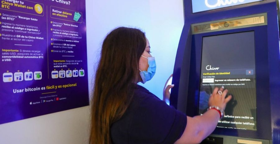 Cajero Chivo para envío de remesas a El Salvador fue instalado en el consulado de Florida