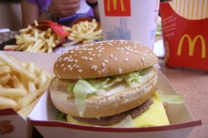 Pizza Hut, McDonald's y farmacias ya aceptan pagos en bitcoin en El Salvador