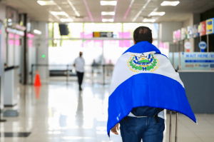 Bukele primera aerolínea aceptar bitcoins