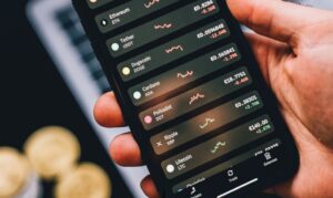 Binance, OKX y Bybit suspendieron depósitos de tether y USD Coin que operen en la red Solana