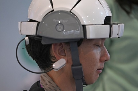 Un visitante del CES prueba el casco de iSync Wave EEG, que escanea las ondas cerebrales y las analiza gracias a un software basado en inteligencia artificial. / Imagen: El País.