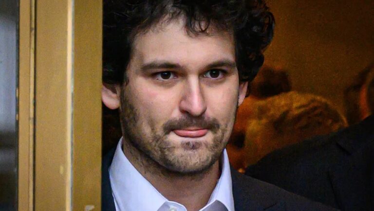 Fiscales de EE.UU. incautaron casi $700 millones en activos del ex CEO de FTX