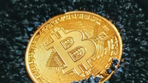 ¿Impulsará al bitcoin (BTC) el aumento del precio del petróleo?