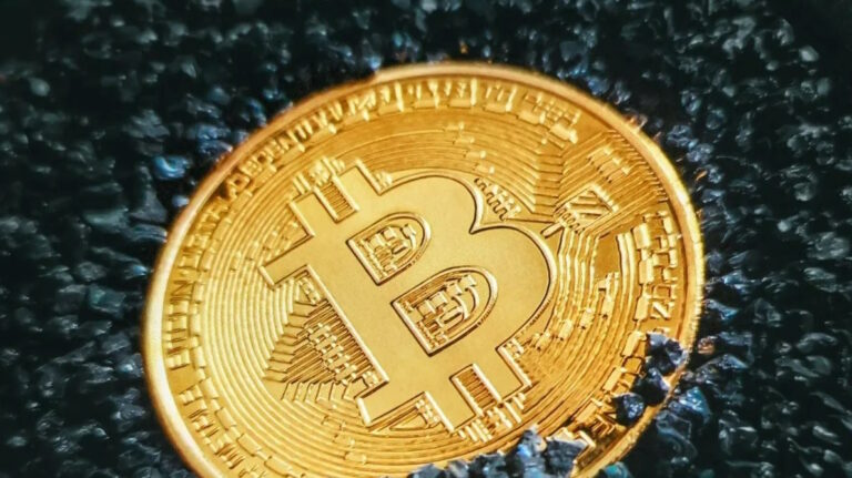 ¿Impulsará al bitcoin (BTC) el aumento del precio del petróleo?