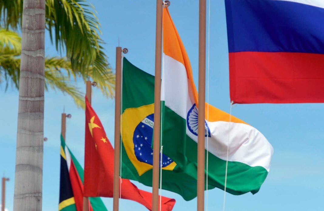 Siria propone al BRICS descartar el uso del dólar en el comercio internacional