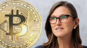 Cathie Wood: "Bitcoin (BTC) será un mejor refugio de valor que el oro"