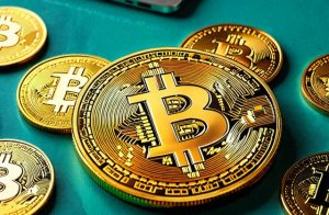 Cómo participar en airdrops de criptomonedas: Un cofre digital abierto con monedas saliendo, representando la distribución gratuita de tokens.