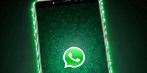 Teléfono móvil mostrando WhatsApp