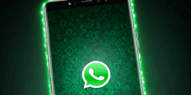 Teléfono móvil mostrando WhatsApp